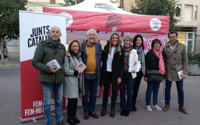 Míriam Nogueras i Lourdes Ciuró amb la resta de l'equip de Junts per Sabadell al Passeig | Helena Molist